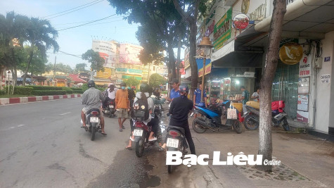 Dừng, đỗ xe máy ở lòng đường gây cản trở giao thông