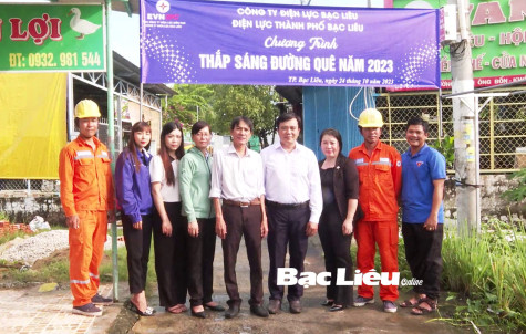 Điện lực TP. Bạc Liêu: Bàn giao công trình “Thắp sáng đường quê” cho UBND Phường 5