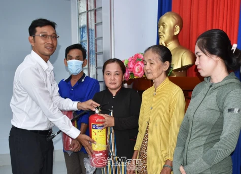Tặng bình chữa cháy cho người dân