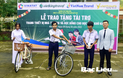 Chia sẻ khó khăn cùng học sinh nghèo