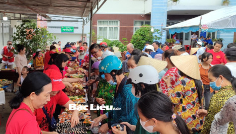 Khám bệnh và tặng quà cho trên 200 người dân xã An Trạch