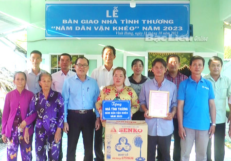 Bàn giao nhà cho hộ nghèo và tặng quà cho thương binh hạng 2/4