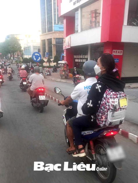 Nhiều học sinh không đội mũ bảo hiểm khi đi xe máy