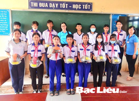 Trao tặng 100 mũ bảo hiểm cho học sinh và hội viên phụ nữ