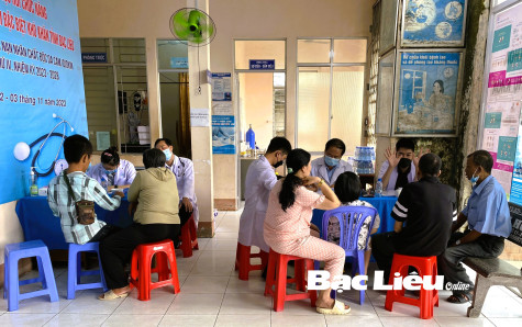 Chăm sóc sức khỏe và trao bò sinh sản cho nạn nhân da cam
