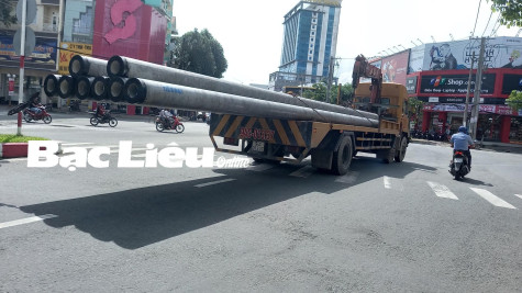 Xe tải chở hàng cồng kềnh mất an toàn