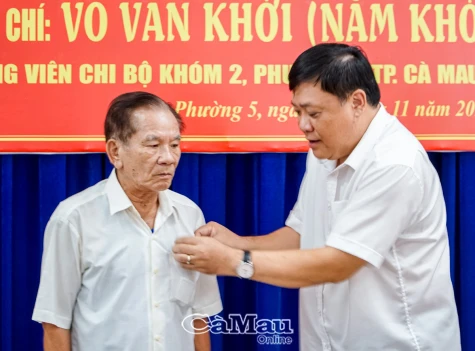 Anh hùng LLVTND Võ Văn Khởi nhận Huy hiệu 60 năm tuổi Đảng