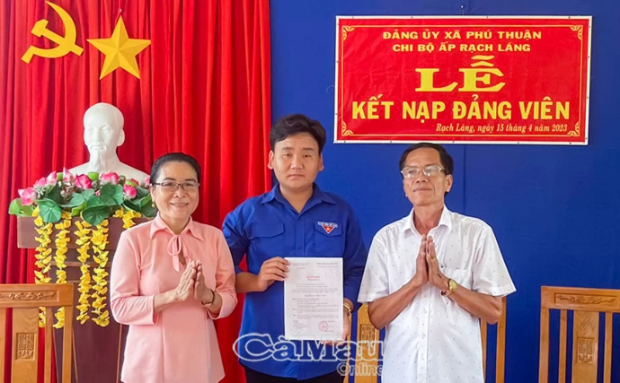 Chăm bồi, giới thiệu đoàn viên ưu tú cho Ðảng