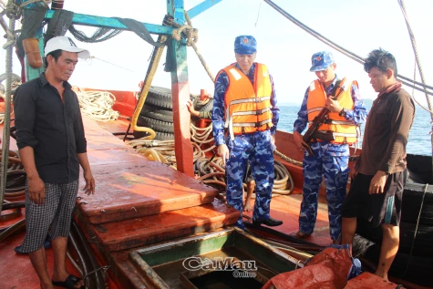 Vùng Cảnh sát biển 4 bắt giữ tàu chở dầu trái phép