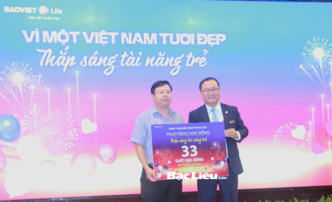 Trao 33 suất học bổng “Thắp sáng tài năng” cho học sinh giỏi
