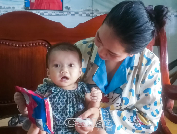 Bé gái có trái tim bên phải cần giúp đỡ