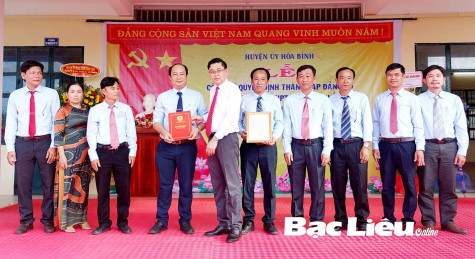 Huyện Hòa Bình: Công bố Quyết định thành lập Đảng bộ Trường THCS - THPT Trần Văn Lắm