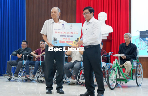 Ban liên lạc đồng hương Bạc Liêu - Cà Mau tại TP. Hồ Chí Minh: Trao hơn 100 chiếc xe lăn cho Bạc Liêu