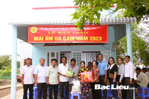 Bàn giao 15 mái ấm da cam