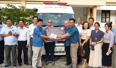 Ban Liên lạc đồng hương tặng xe cứu thương cho Cà Mau