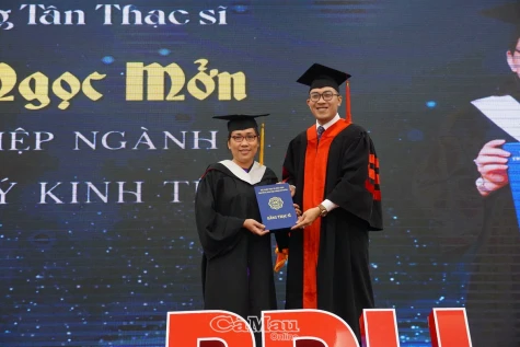 Phân hiệu Trường Đại học Bình Dương tại Cà Mau trao bằng tốt nghiệp
