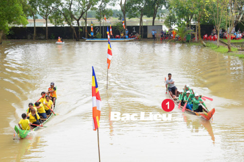 Đồng bào Khmer vui lễ hội Oóc-om-bóc