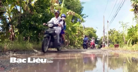 Lộ xuống cấp không có mặt bằng để nâng cấp, mở rộng
