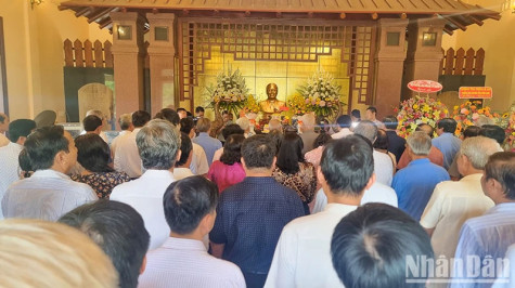 Dâng hương kỷ niệm 101 năm Ngày sinh Thủ tướng Võ Văn Kiệt