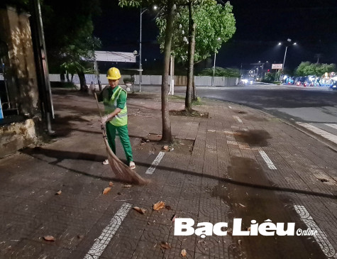 Xào xạc tiếng chổi đêm khuya