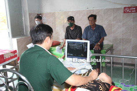 Bệnh viện Quân y 120 khám bệnh cho 300 người dân Bạc Liêu