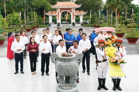 Tập đoàn Dầu khí Việt Nam dâng hương Chủ tịch Hồ Chí Minh