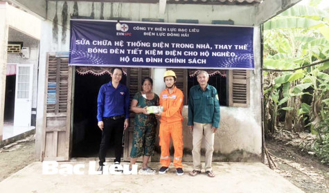 Điện lực Đông Hải thay mới đèn Led cho hộ gia đình nghèo