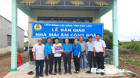 Bàn giao 2 căn Mái ấm công đoàn chào mừng Đại hội XIII Công đoàn Việt Nam