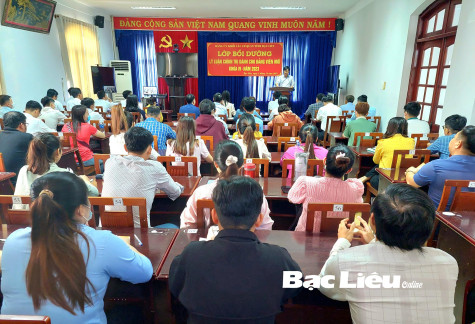 74 đảng viên mới được bồi dưỡng lý luận chính trị