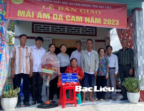 Bàn giao 2 mái ấm da cam tại huyện Vĩnh Lợi