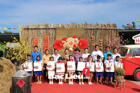 Chương trình Home Love:​ Mang Tết ấm đến với học sinh Trường tiểu học Hoàng Quân
