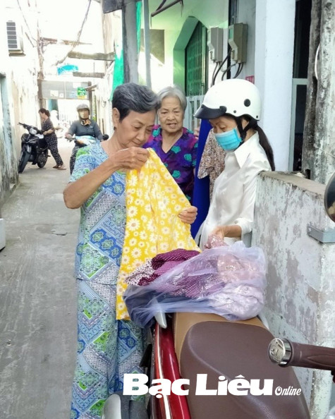 “Tổ may quần áo từ thiện” - Sẻ chia tấm áo mới cho người nghèo