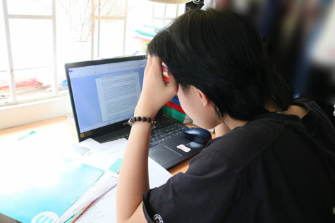 Người trẻ chạy đua với deadline cuối năm