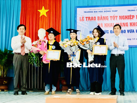 Trao bằng tốt nghiệp cho 120 tân cử nhân