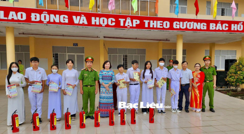 Gần 600 giáo viên và học sinh được thực hành PCCC và CHCN