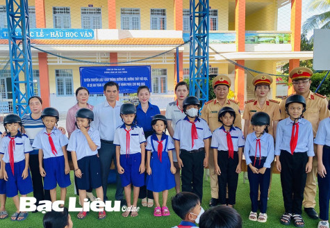 Phòng Cảnh sát Giao thong Công an tỉnh: Tuyên truyền Luật Giao thông và tặng mũ bảo hiểm cho học sinh huyện Hồng Dân