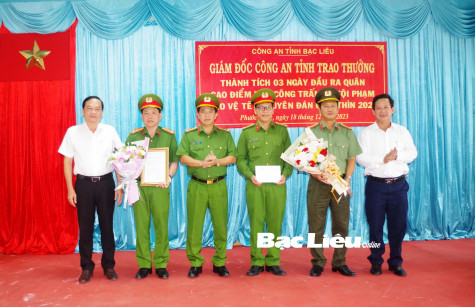 Thưởng nóng Công an huyện Phước Long có thành tích xuất sắc trong tấn công trấn áp tội phạm