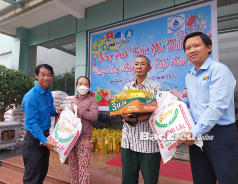 Tặng 150 suất quà cho người dân có hoàn cảnh khó khăn trước thềm năm mới 2024