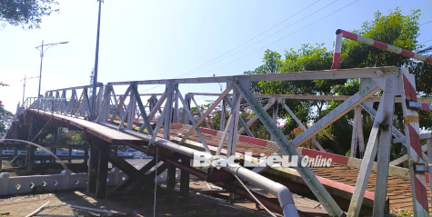 Huyện Phước Long: Tháo dỡ cầu sắt cũ để xây cầu treo mới