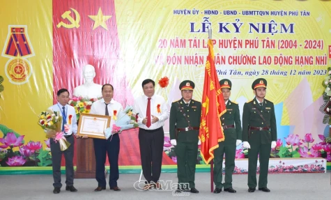 Huyện Phú Tân đón nhận Huân chương Lao động hạng Nhì