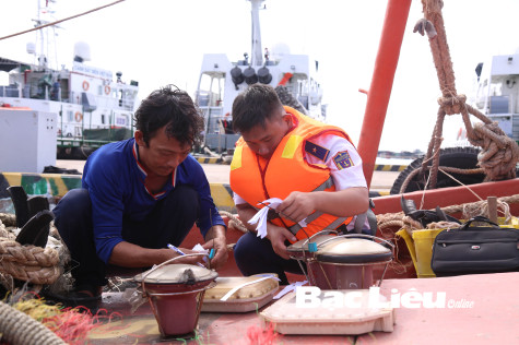Bộ Tư lệnh Vùng Cảnh sát biển 4: Bắt giữ 2 tàu chở thiết bị giám sát hành trình của tàu cá khác