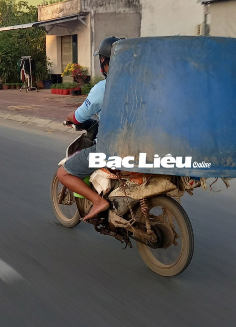 Xe máy cũ nát, không còn biển số vẫn ung dung trên đường