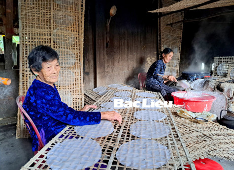 “Mai này còn ai tráng bánh?”