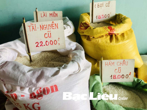 Giá gạo lên cao, người nghèo lo Tết khó