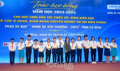 Trao 230 suất học bổng Vừ A Dính, “Vì Hoàng Sa - Trường Sa thân yêu”