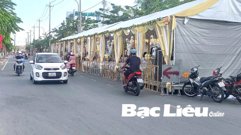Thấp thỏm khi ăn tiệc dưới lòng đường