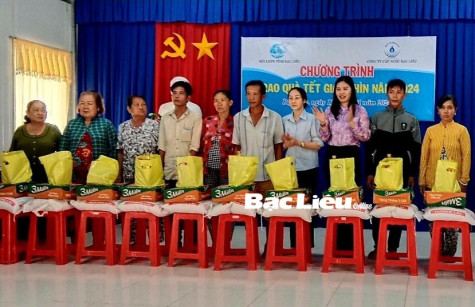 Tặng 100 phần quà tết cho gia đình khó khăn huyện Hồng Dân
