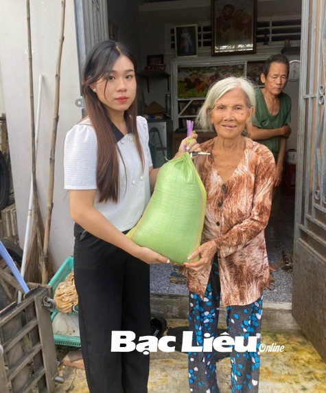 Ấm lòng với hũ gạo tình thương