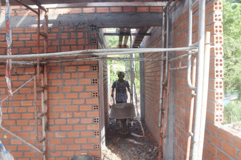Người trẻ tăng ca làm thêm cuối năm