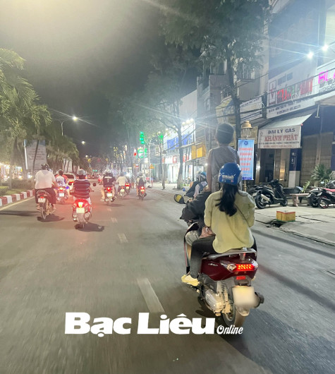 Tiềm ẩn nguy hiểm khi cho trẻ đứng trên yên xe đang tham gia giao thông